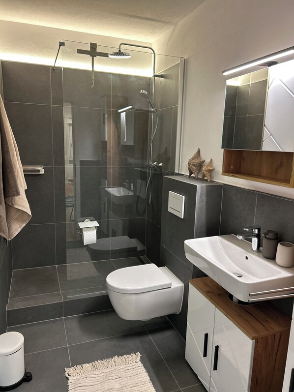 Bruser, hårtørrer, håndklæder, Toiletpapir