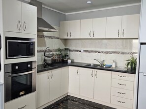 Private kitchen - 2 Double bed Apartment Manukau (Auckland)