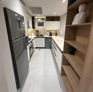 Kühlschrank, Mikrowelle, Ofen, Herdplatte