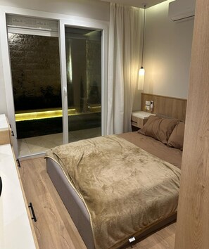 3 dormitorios, tabla de planchar con plancha, cuna de viaje