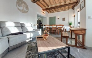 TV, table tennis, stereo - 4 bedroom beautiful home in Neuilly le Vendin (Neuilly le Vendin)