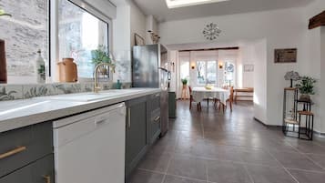 Réfrigérateur, four, plaque de cuisson, lave-vaisselle