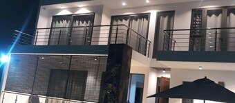 Spacious 4-bedroom villa in fabulous Petit Raffray with AC, WiFi with big garden