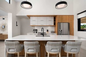 Wasserkocher mit Kaffee-/Teezubehör, Kühlschrank, Mikrowelle, Ofen