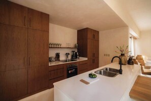 Fridge, oven, stovetop, coffee/tea maker