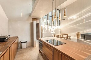 Fridge, oven, stovetop, coffee/tea maker