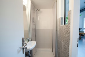 Douche, sèche-cheveux, serviettes fournies, savon