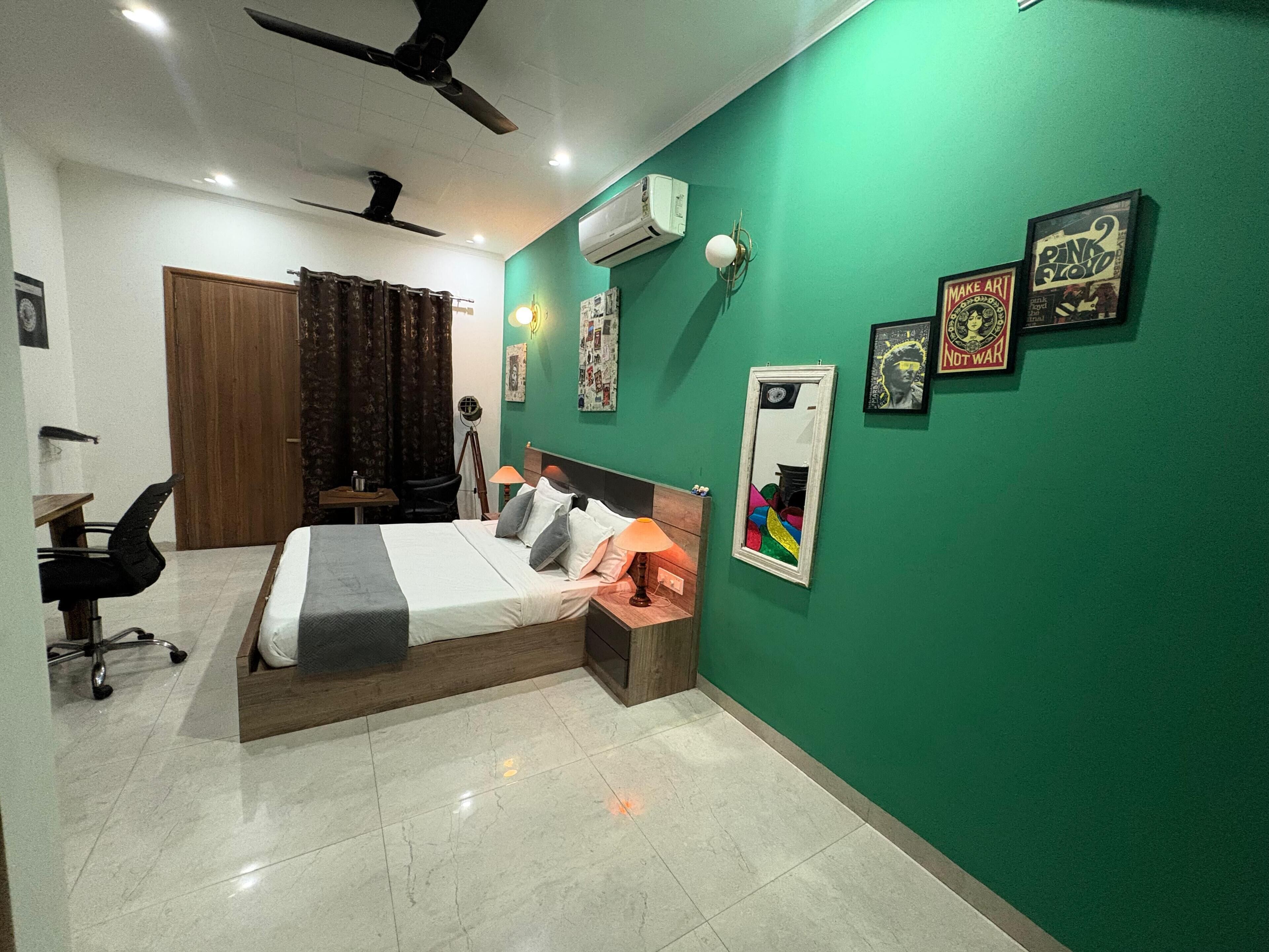 Deluxe-herbergi | Skrifborð, hljóðeinangrun, ókeypis þráðlaus nettenging, rúmföt