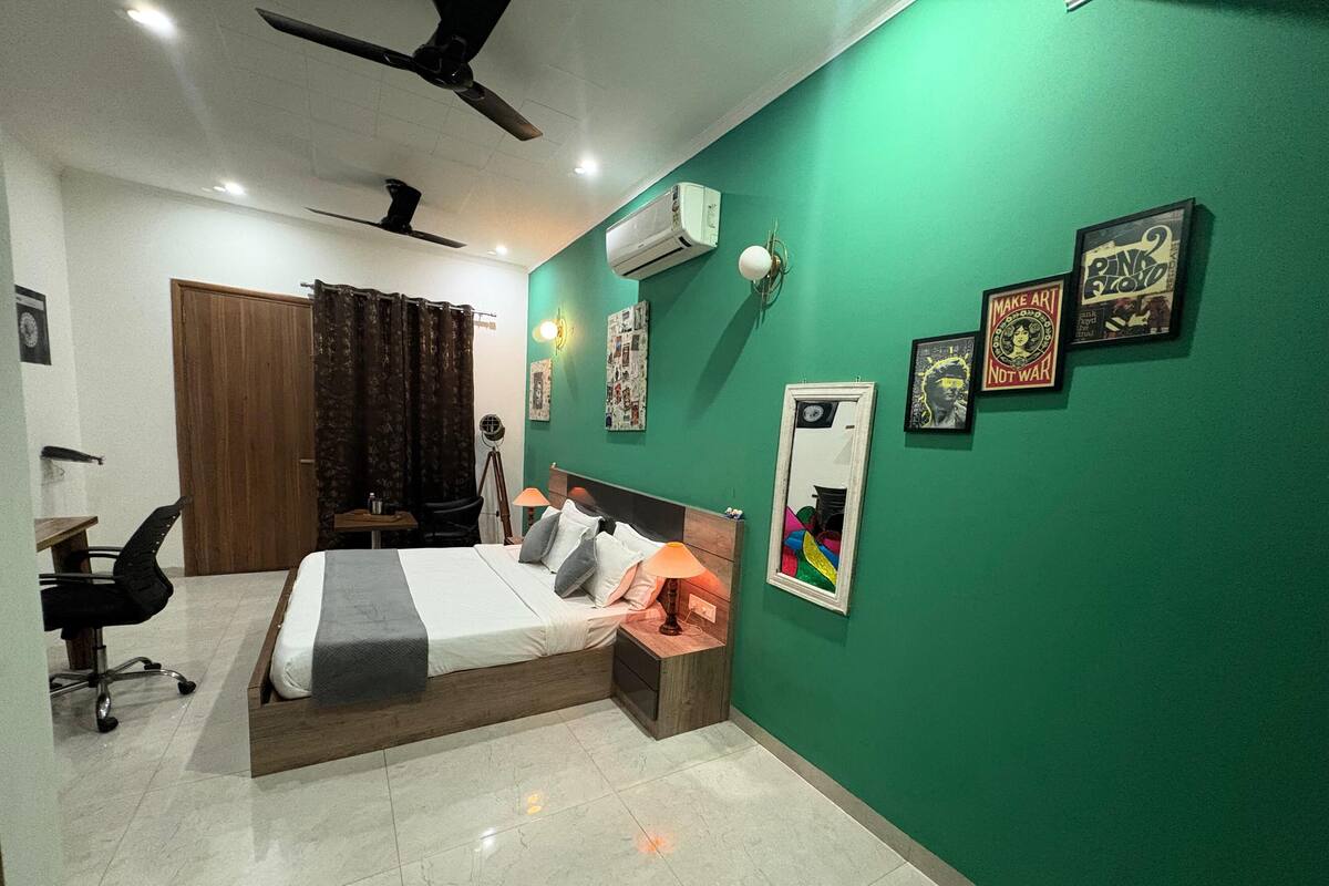 Deluxe-herbergi | Skrifborð, hljóðeinangrun, ókeypis þráðlaus nettenging, rúmföt