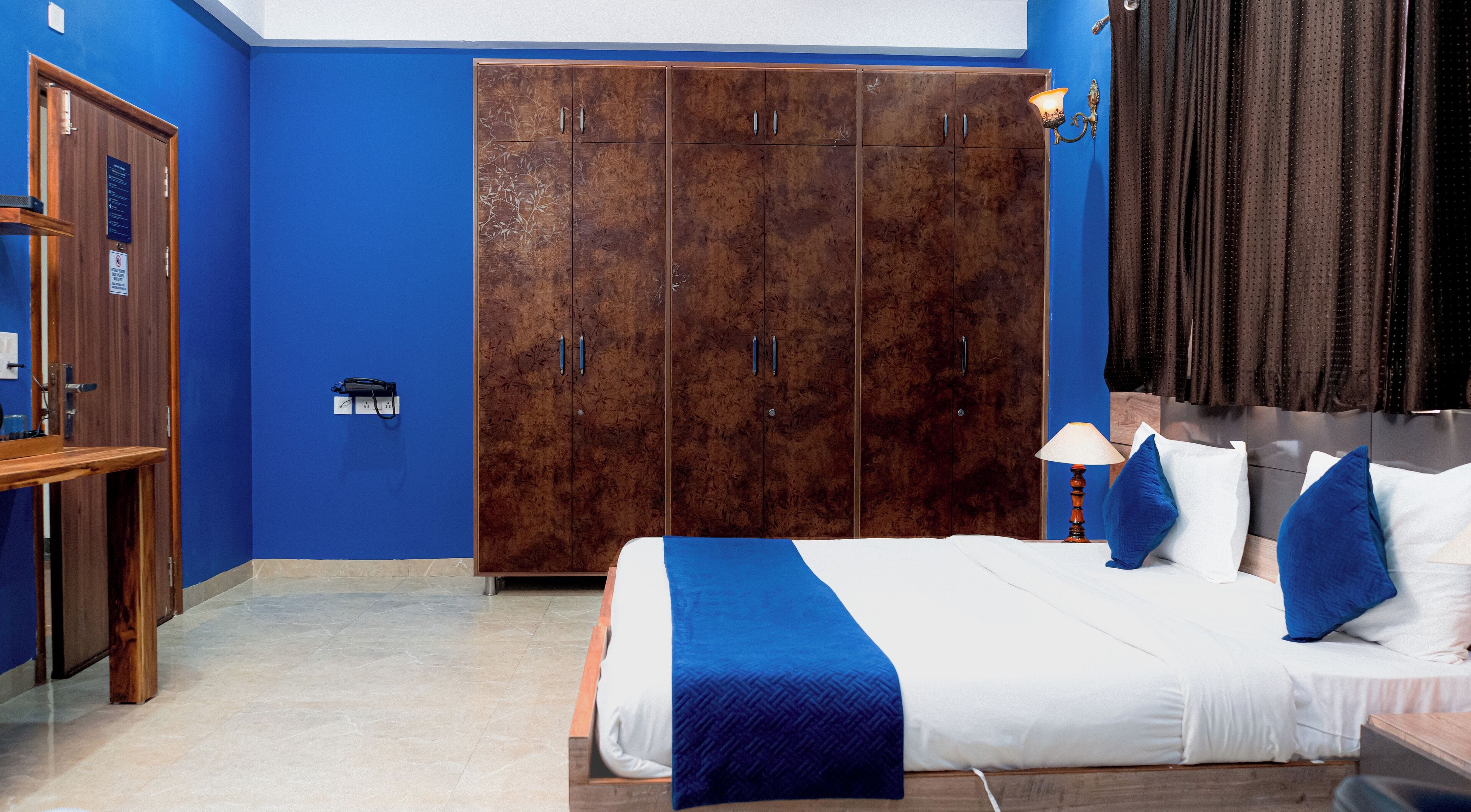 华丽客房 | 办公桌、隔音、免费 WiFi、床单