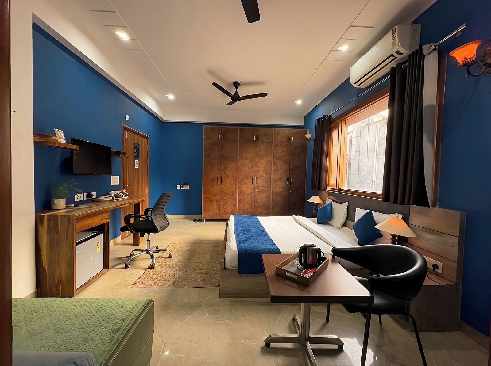 Desk, soundproofing, free WiFi, bed sheets