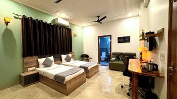 Dobbelt- eller tomannsrom – classic | Skrivebord, lydisolert, wi-fi (inkludert) og sengetøy