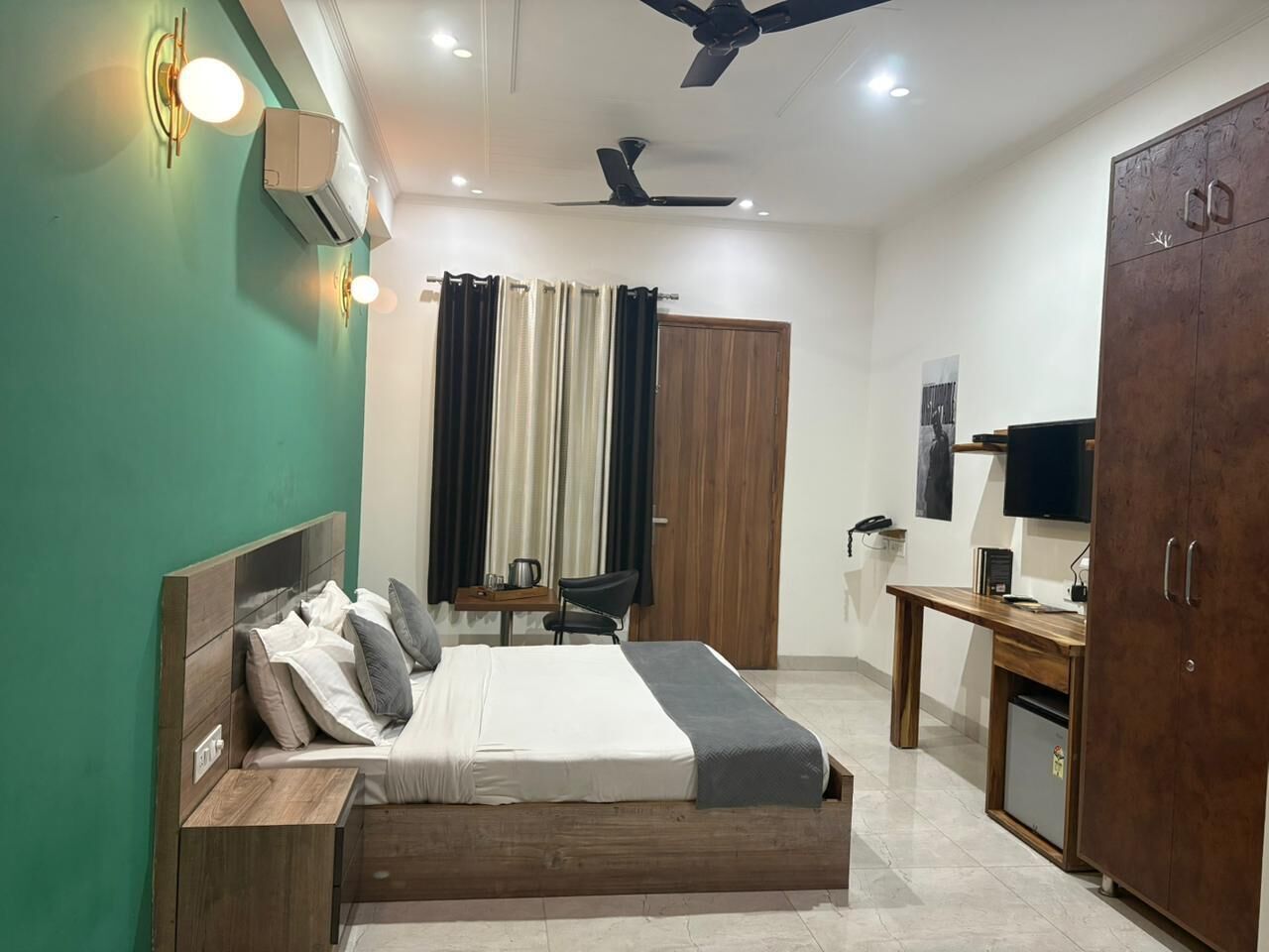 豪華客房 | 書桌、隔音、免費 Wi-Fi、床單