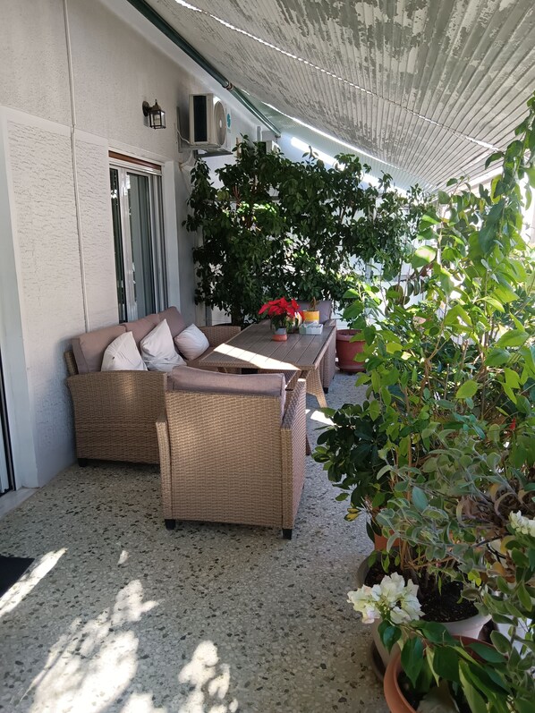 Outdoor dining - NICE BRIGHT PENTHOUSE IN THE CENTER OF ATHENS (Athina)