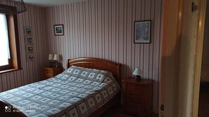 3 bedrooms, iron/ironing board, WiFi, bed sheets - Stone house in the heart of Burgundy (Vaux-en-Pré)