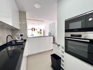 Kühlschrank, Mikrowelle, Ofen, Geschirrspüler