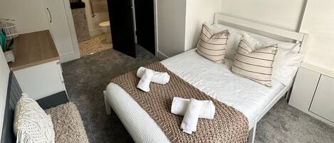 5 dormitoris, escriptori, planxa i posts de planxar i wifi