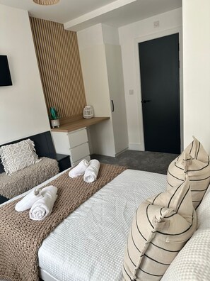 5 bedrooms, desk, iron/ironing board, WiFi