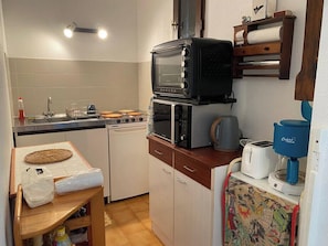 Réfrigérateur, micro-ondes, four, plaque de cuisson