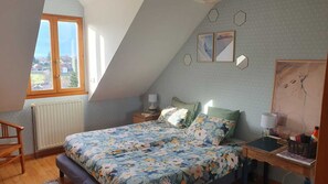 5 bedrooms, iron/ironing board, WiFi, bed sheets