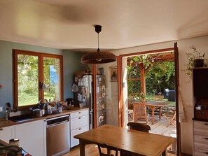 Fridge, microwave, oven, stovetop - Family home between countryside and mountains (Jarrie)