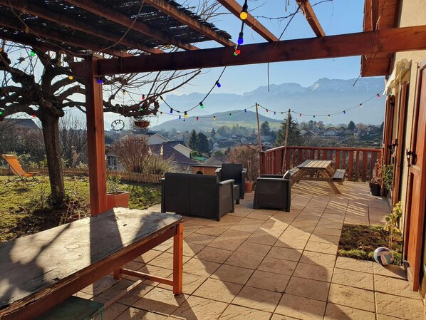 Outdoor dining - Family home between countryside and mountains (Jarrie)