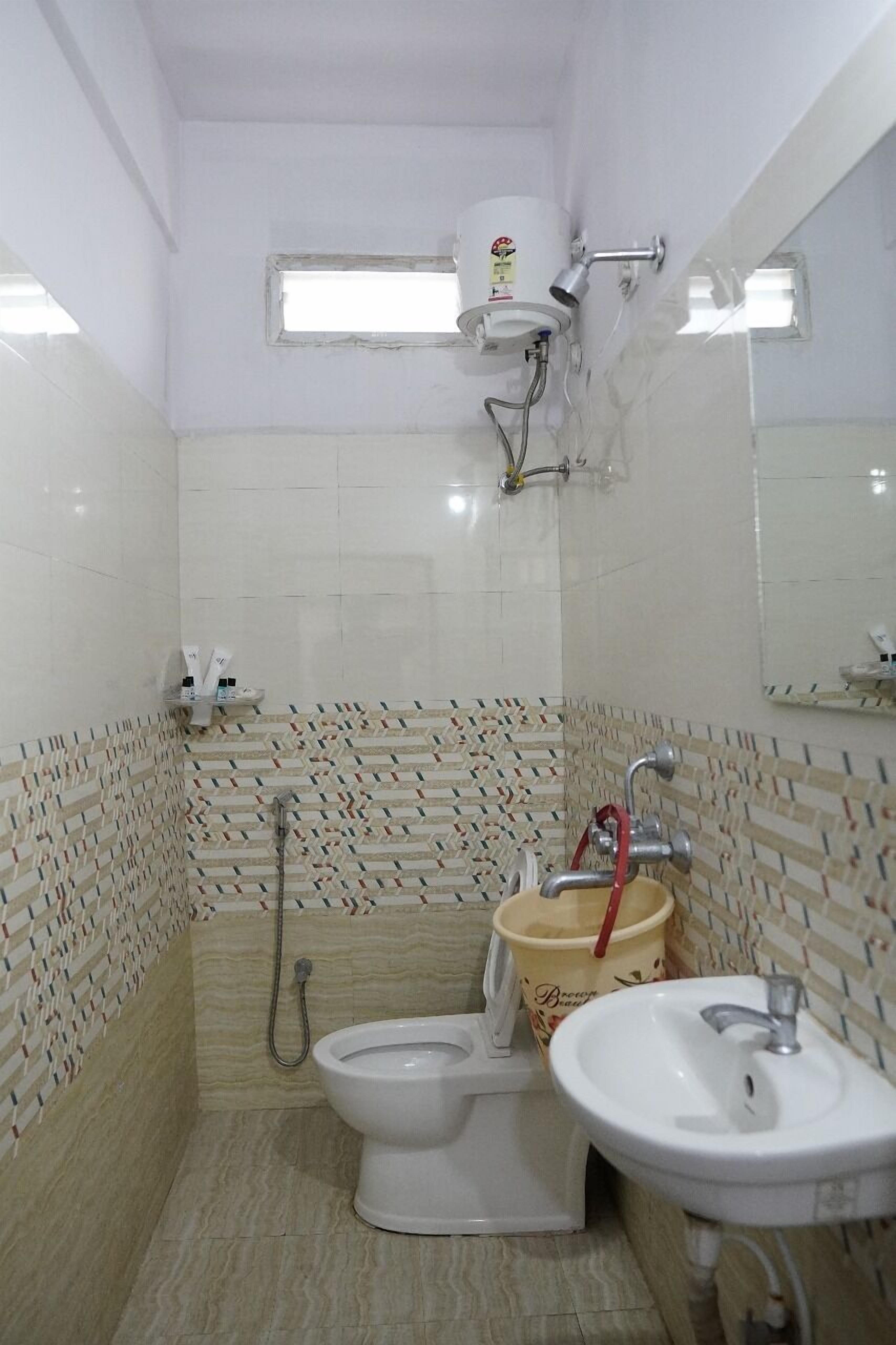 Towels, soap, shampoo, toilet paper