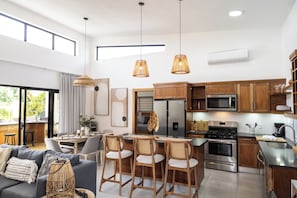 Fridge, oven, stovetop, dishwasher