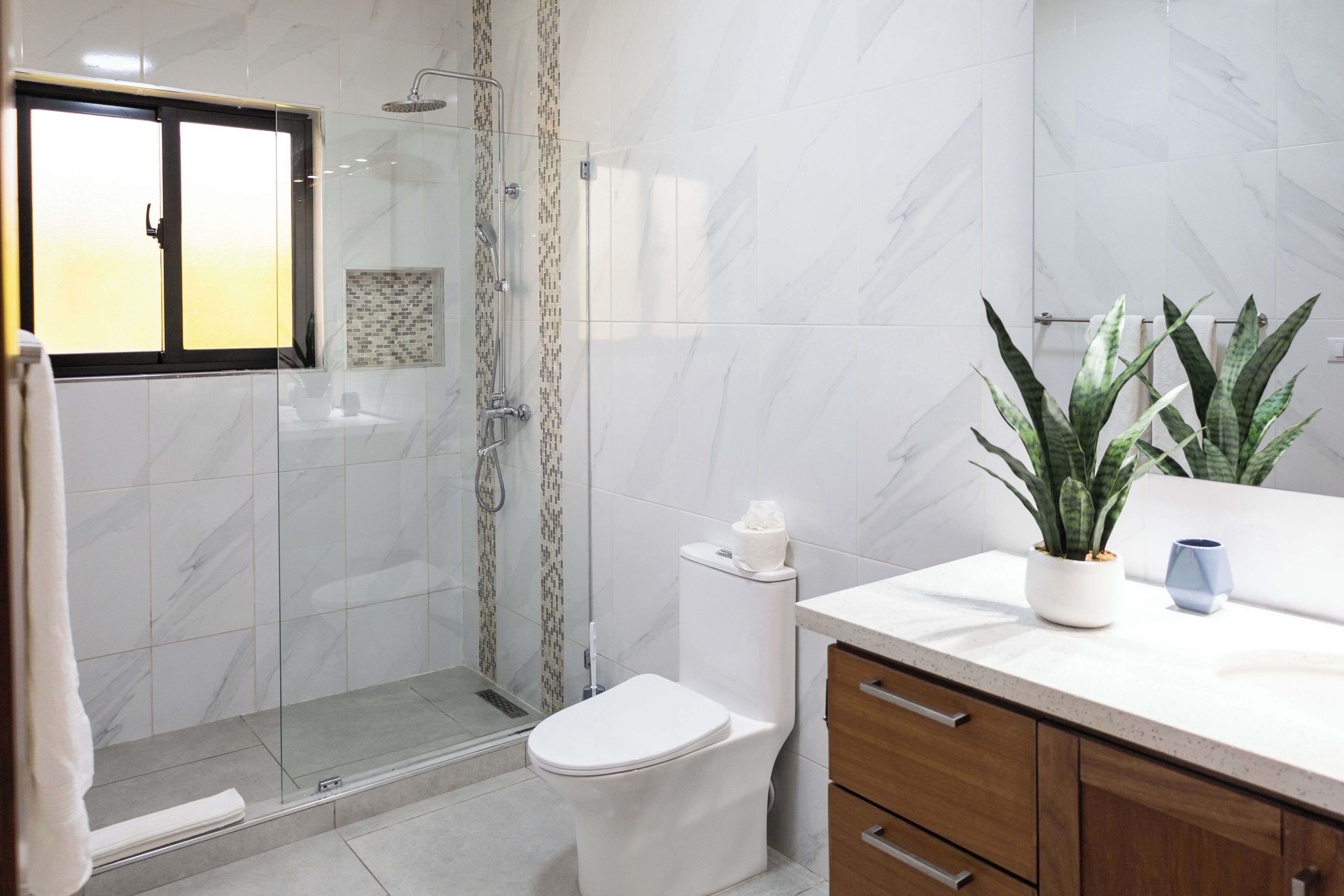 Een douche, handdoeken, zeep, toiletpapier