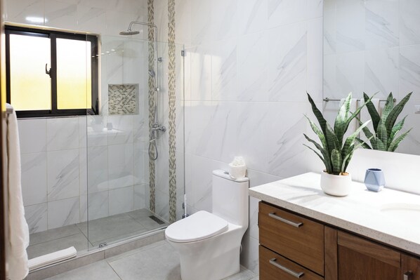 Douche, serviettes fournies, savon, papier de toilette
