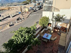 Outdoor dining - Charming Heritage Cottage, sleeps 2 - Opposite Bikini Beach (Cape Town)