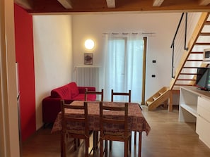 Living area - App 5 Villa P. Ideal for 4 people with pool for a vacation of sports and relaxation (Malcesine)