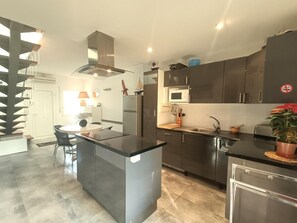 Køleskab, mikrobølgeovn, ovn, kogeplade