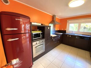 Frigorifero, microonde, forno, lavastoviglie