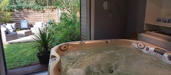 Charming Cottage with Spa, Billiards, Garden and Ping-Pong