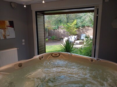 Charming Cottage with Spa, Billiards, Garden and Ping-Pong