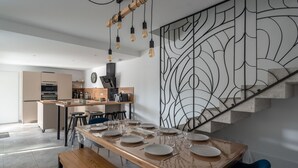 Une cuisine moderne avec un coin repas.