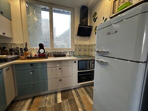 Fridge, microwave, oven, stovetop - Charming 2-Bedroom House with Garden and WIFI in La Roche-Posay (La Roche-Posay)