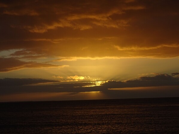 A sunset over the ocean with clouds reflecting the sunlight. - Eco-friendly house near the sea with garden and wifi (Pornic)
