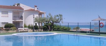 Quiet apartment with pool, tennis, parking, and WiFi in Peñíscola
