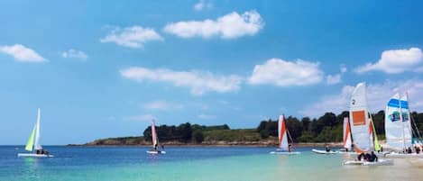 Una spiaggia nelle vicinanze