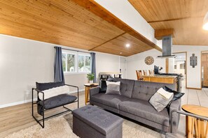 Televisor intel·ligent i llibres 