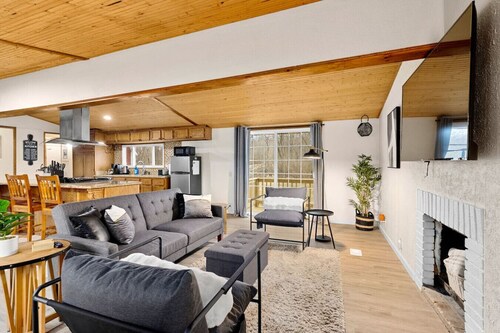 Comfort Cabin - 2BD Family Getaway in Creve Coeur