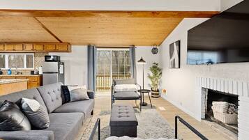 Een smart-tv en boeken