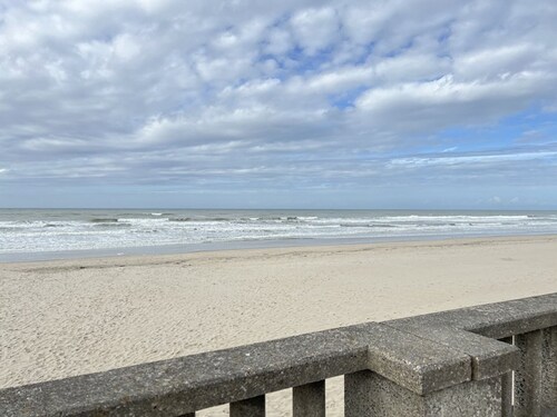 Studio lumineux près plage, animaux admis, parking privé