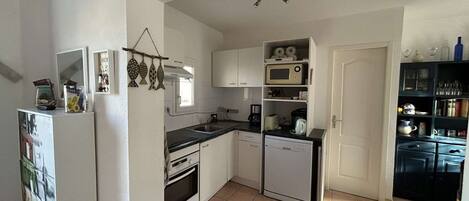 Réfrigérateur, micro-ondes, four, plaque de cuisson