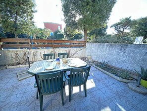 Outdoor dining - House 8 Pers, 3 Bdr, 300m Beach, AC, Parking, Pets Welcome (Narbonne)