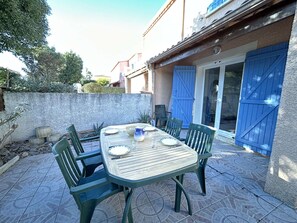 Outdoor dining - House 8 Pers, 3 Bdr, 300m Beach, AC, Parking, Pets Welcome (Narbonne)