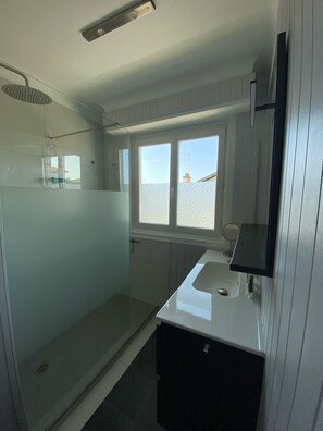 Dusj, hårføner, håndklær og såpe