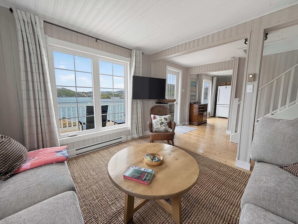 TV - Seaside Serendipity Cottage (Merritt's Harbour)
